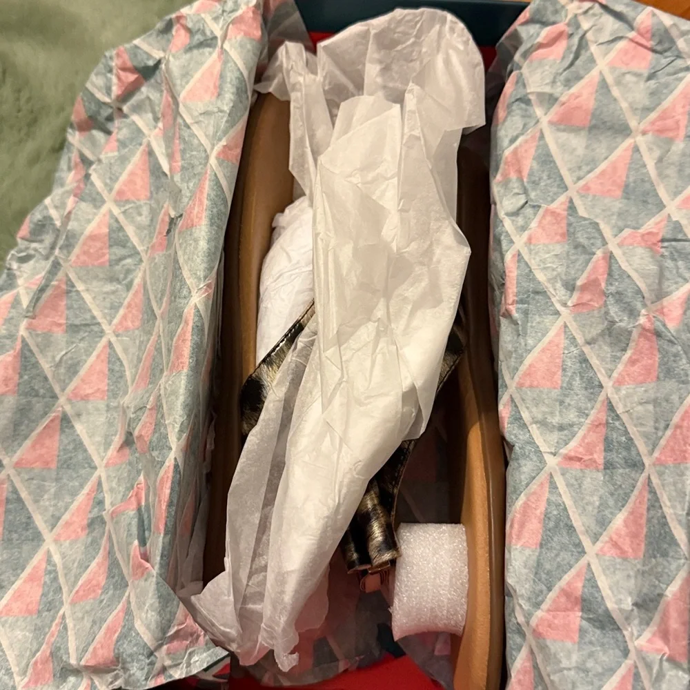 New in box AEROSOLES Leopard Print Flip Flops - Picture 6 of 8